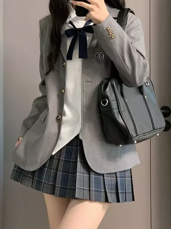 Ensemble Lolita JK d'uniforme scolaire japonais manteau à carreaux noirs à manches longues et jupe plissée.