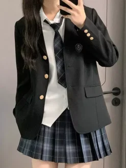 Ensemble Lolita JK d'uniforme scolaire japonais manteau à carreaux noirs à manches longues et jupe plissée.