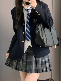 Ensemble Lolita JK d'uniforme scolaire japonais manteau à carreaux noirs à manches longues et jupe plissée.