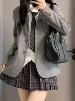 Ensemble Lolita JK d'uniforme scolaire japonais manteau à carreaux noirs à manches longues et jupe plissée.