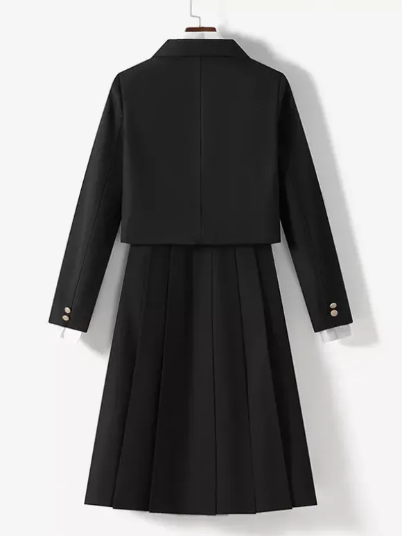 Ensemble Lolita JK d'uniforme scolaire japonais composé d'un manteau d'une chemise et d'une jupe à manches longues avec chaînes noires.