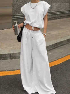 Ensemble lounge gris chiné : haut oversize à manches courtes et taille élastique pantalon large.