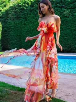 Ensemble maillot de bain bleu chic à volants et bretelles décolletées.