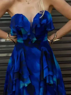 Ensemble maillot de bain bleu chic à volants et bretelles décolletées.