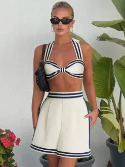 Ensemble maillot de bain deux tons blanc élégant à lacets et dos nu.