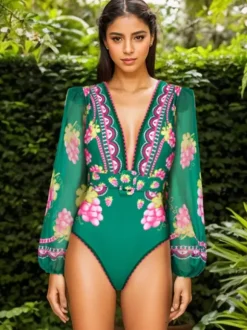 Ensemble maillot de bain manches longues pour femme - Monokini vert imprimé fruits à décolleté plongeant et jupe longue ceinturée - Collection été 2026