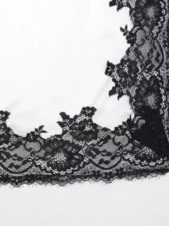 Ensemble 2 pièces : haut court dos nu en satin blanc à décolleté plongeant et jupe longue fendue ornée de dentelle noire
