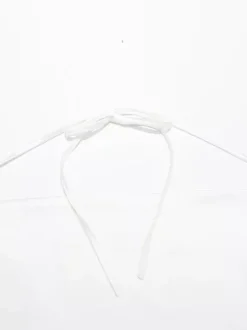 Ensemble 2 pièces : haut court dos nu en satin blanc à décolleté plongeant et jupe longue fendue ornée de dentelle noire