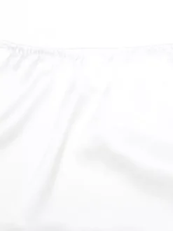 Ensemble 2 pièces : haut court dos nu en satin blanc à décolleté plongeant et jupe longue fendue ornée de dentelle noire