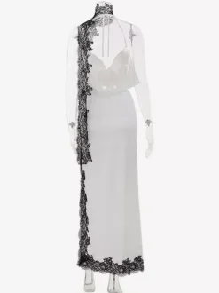 Ensemble 2 pièces : haut court dos nu en satin blanc à décolleté plongeant et jupe longue fendue ornée de dentelle noire