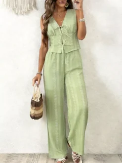 Ensemble 2 pièces : pantalon bleu ciel clair élégant style urbain haut à lacets et col en V sans manches.