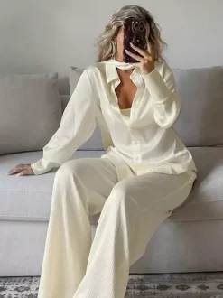 Ensemble 2 pièces pour femme : chemise à col et pantalon large style décontracté.