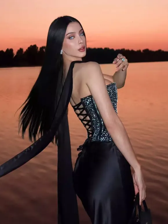 Ensemble 2 pièces pour femme corset à lacets et jupe longue orné de strass idéal pour les fêtes (collection 2026).