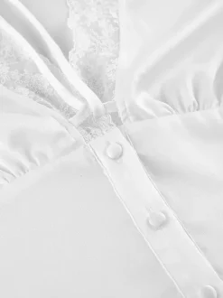 Ensemble 2 pièces pour femme 2026 : haut à col en V bordé de dentelle satinée et mini-jupe à nouer sur le devant