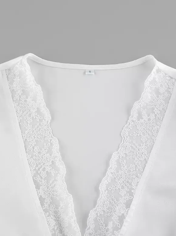 Ensemble 2 pièces pour femme 2026 : haut à col en V bordé de dentelle satinée et mini-jupe à nouer sur le devant