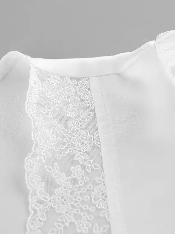 Ensemble 2 pièces pour femme 2026 : haut à col en V bordé de dentelle satinée et mini-jupe à nouer sur le devant