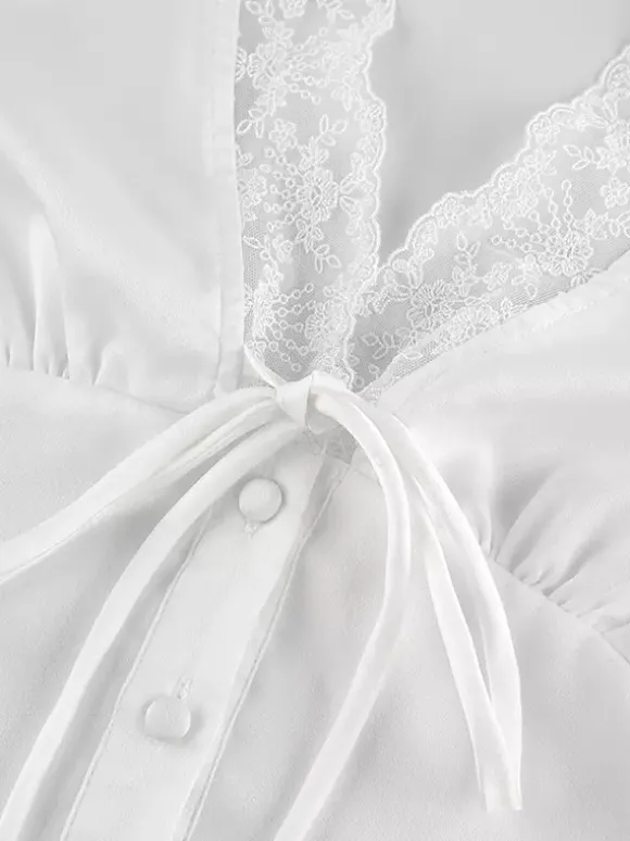 Ensemble 2 pièces pour femme 2026 : haut à col en V bordé de dentelle satinée et mini-jupe à nouer sur le devant