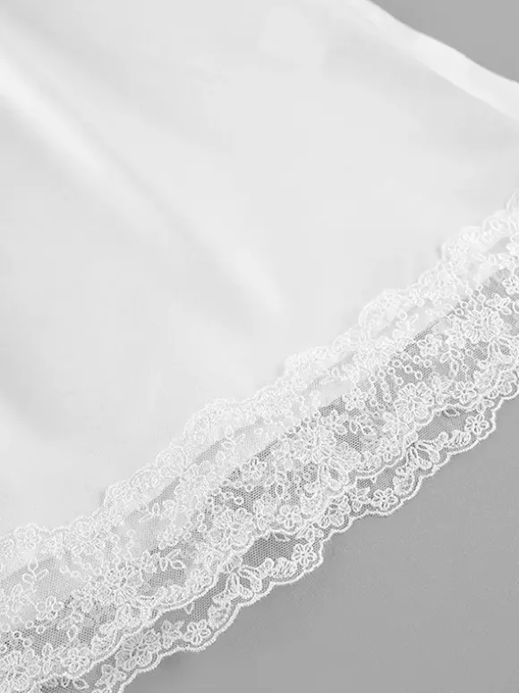 Ensemble 2 pièces pour femme 2026 : haut à col en V bordé de dentelle satinée et mini-jupe à nouer sur le devant