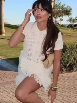 Ensemble 2 pièces pour femme : jupe blanche élégante à franges et revers manches longues.