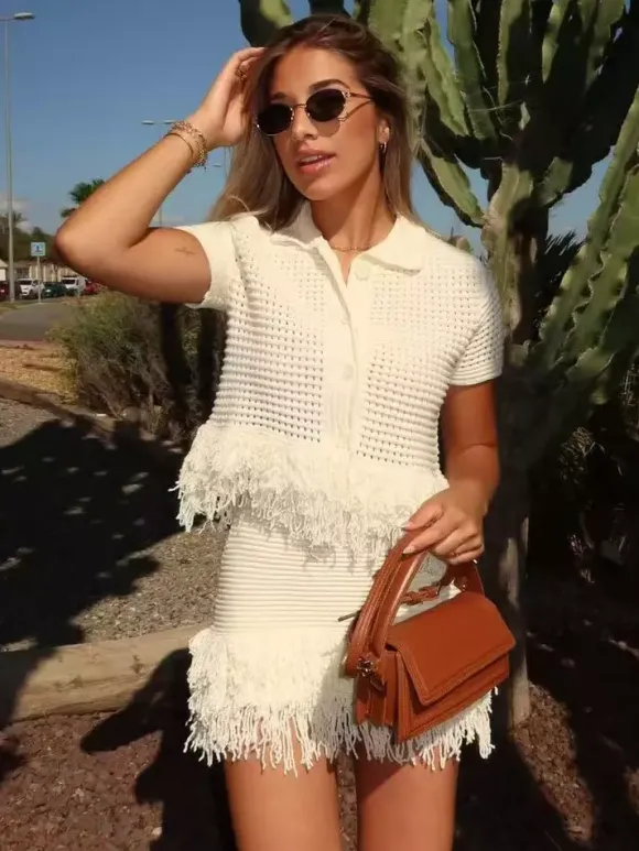 Ensemble 2 pièces pour femme : jupe blanche élégante à franges et revers manches longues.
