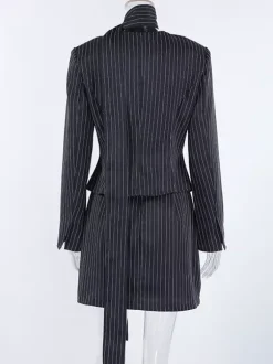Ensemble robe blazer à fines rayures et tailleur jupe pour femme - Bleu marine chic col foulard coupe ajustée - Collection printemps 2026