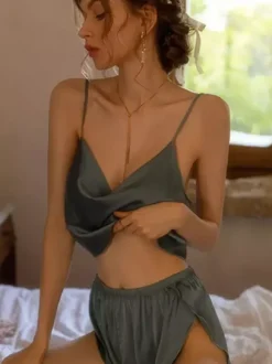 Ensembles de pyjamas verts ensembles de lingerie dos nu rose poudré en satin débardeur et shorty.