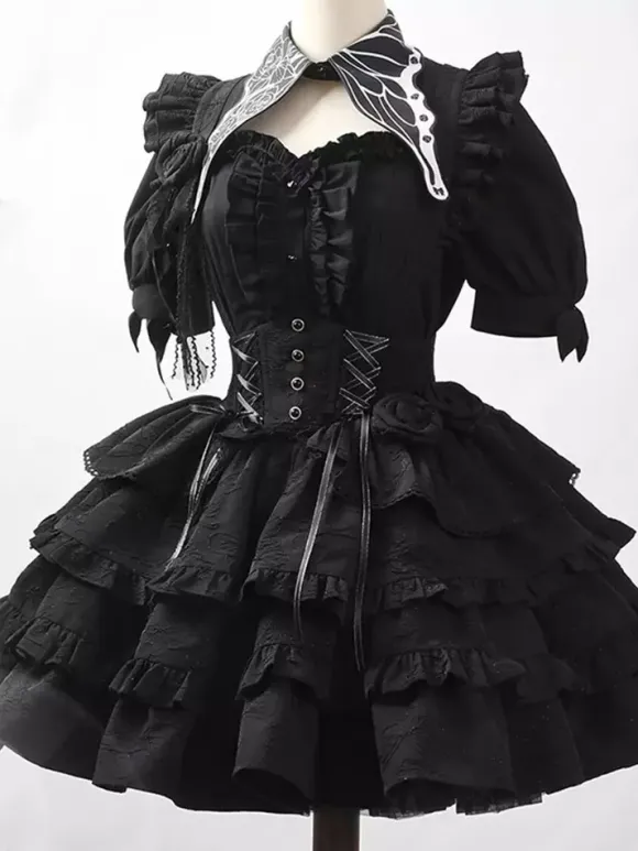 Ensembles Gothic Lolita : haut noir à manches courtes volants et fleurs avec jupe.