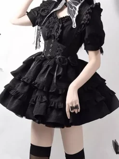 Ensembles Gothic Lolita : haut noir à manches courtes volants et fleurs avec jupe.