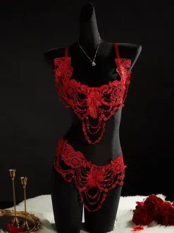 Ensemble soutien-gorge et culotte deux pièces en dentelle rouge à pompons et broderies florales
