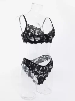 Ensemble soutien-gorge et culotte deux pièces en dentelle noire à volants et découpes