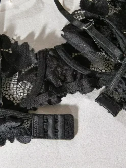 Ensemble soutien-gorge et culotte deux pièces en dentelle noire à volants et découpes