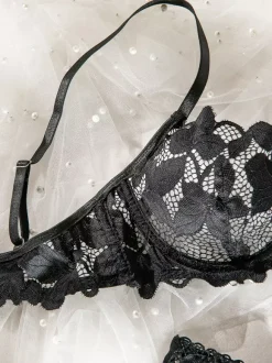 Ensemble soutien-gorge et culotte deux pièces en dentelle noire à volants et découpes