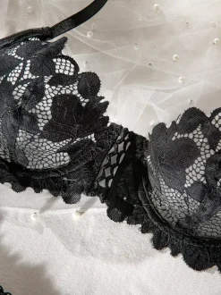 Ensemble soutien-gorge et culotte deux pièces en dentelle noire à volants et découpes
