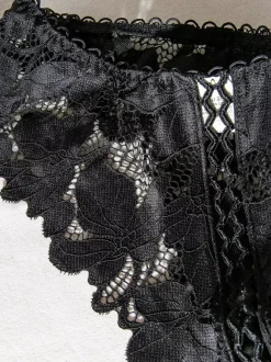Ensemble soutien-gorge et culotte deux pièces en dentelle noire à volants et découpes