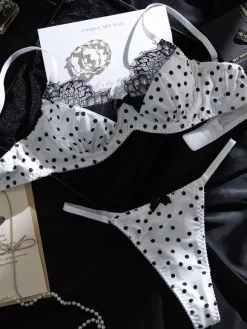 Ensemble soutien-gorge et culotte blancs en dentelle à pois deux pièces.