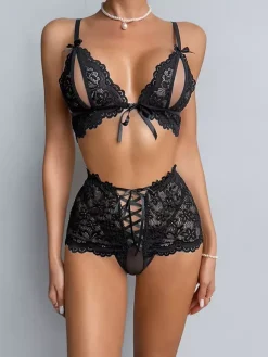 Ensemble soutien-gorge et culotte deux pièces en dentelle noire à fleurs sans entrejambe et sans bonnets avec n艙ud sur le devant.