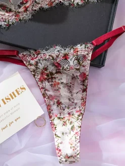 Ensemble soutien-gorge et culotte en dentelle rouge à imprimé floral deux pièces de lingerie.