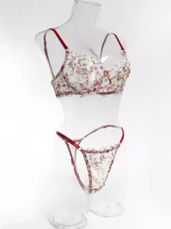 Ensemble soutien-gorge et culotte en dentelle rouge à imprimé floral deux pièces de lingerie.