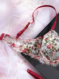 Ensemble soutien-gorge et culotte en dentelle rouge à imprimé floral deux pièces de lingerie.