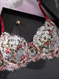 Ensemble soutien-gorge et culotte en dentelle rouge à imprimé floral deux pièces de lingerie.