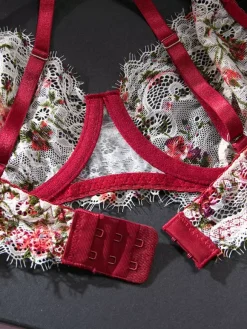 Ensemble soutien-gorge et culotte en dentelle rouge à imprimé floral deux pièces de lingerie.