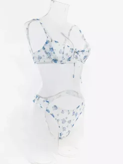 Ensembles 2 pièces de lingerie de mariée : soutien-gorge blanc sans bonnets à imprimé floral et culotte assortie.
