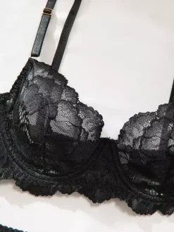 Ensembles 4 pièces de lingerie en dentelle noire : soutien-gorge jarretelle et culotte.
