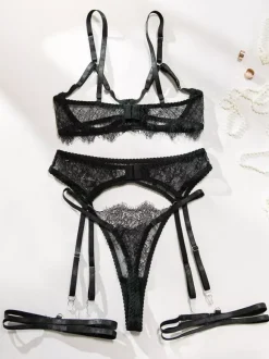 Ensembles 4 pièces de lingerie en dentelle sans bonnets : soutien-gorge et culotte noirs en dentelle.