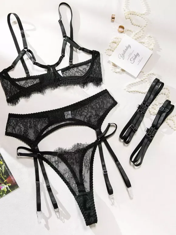Ensembles 4 pièces de lingerie en dentelle sans bonnets : soutien-gorge et culotte noirs en dentelle.