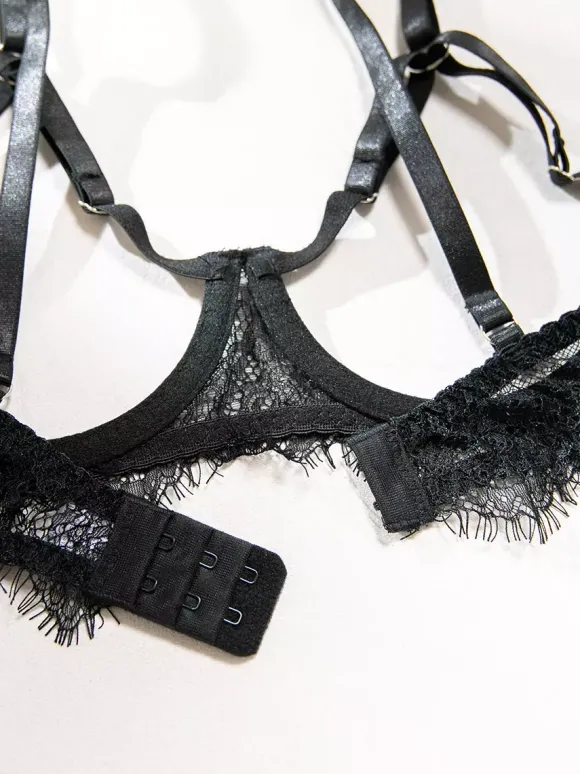 Ensembles 4 pièces de lingerie en dentelle sans bonnets : soutien-gorge et culotte noirs en dentelle.