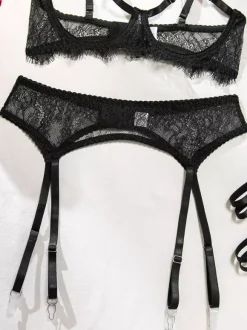Ensembles 4 pièces de lingerie en dentelle sans bonnets : soutien-gorge et culotte noirs en dentelle.