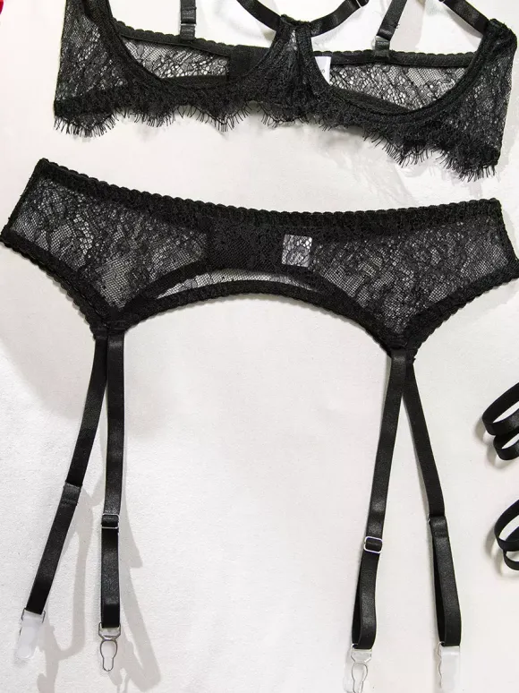 Ensembles 4 pièces de lingerie en dentelle sans bonnets : soutien-gorge et culotte noirs en dentelle.