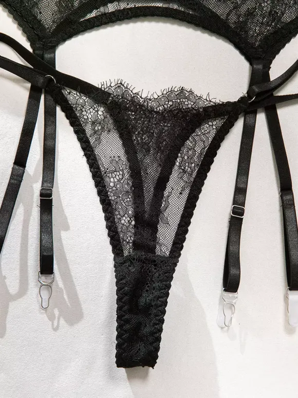 Ensembles 4 pièces de lingerie en dentelle sans bonnets : soutien-gorge et culotte noirs en dentelle.