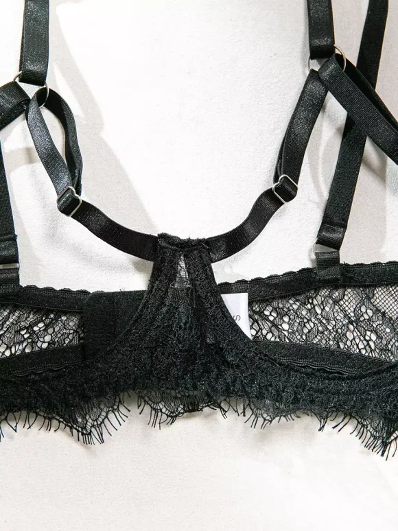 Ensembles 4 pièces de lingerie en dentelle sans bonnets : soutien-gorge et culotte noirs en dentelle.